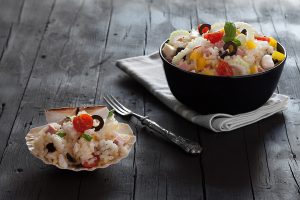 En verano es importante mantener una dieta equilibrada y ligera para que nuestro cuerpo no sufra grandes cambios evitando llevar una vida más sedentaria . La comida es un aspecto muy importante para nuestro organismo, ya que una mala alimentación no solo produce cambios físicos en nuestro cuerpo, sino que también se producen cambios por dentro y estos son más dañinos. Os proponemos un menú perfecto para que paséis un día perfecto de mar o piscina pero sin dejar de cuidaros. ¡Empezamos! 1. Ensalada de arroz La ensalada de arroz es uno de los platos más veraniegos y populares en un día de playa o piscina y su elaboración es sencilla. Primero hay que cocer el arroz, unos 300gramos. Cuando esté cocido y mientras se enfría, en un bol añadir 3 latas de atún, palitos de cangrejo, jamón york y un bote de maíz, y removerlo todo con un poco de aceite de oliva. Cuando el arroz se haya enfriado incluirlo al bol, volver a remover y meter al frigorífico para que permanezca frío. Un plato perfecto para disfrutar un día fuera de casa. 2. Gazpacho Las verduras son otro alimento importante para incluir en nuestra dieta veraniega, y el mejor producto que las reúne y además está fresquito es el gazpacho. Para elaborarlo necesitas ½ kilo de tomate, de pimiento y de tomate, 1 diente de ajo,1 rebanada de pan de molde, aceite, vinagre y sal. Pela todas las verduras y pásalas por la batidora junto con la rebanada de pan de molde mojada en agua. Cuando entre triturado añade el aceite, el vinagre y la sal, remueve y ¡listo! Un complemento ideal para la ensalada de arroz que refrescará tu día. 3. Smoothie de sandia La sandia es una fruta con alto contenido en agua, lo que es perfecta para el verano ya que aporta una gran hidratación. Para hacer un Smoothie de Sandia lo primero es cortar es extraer la carne de su interior y cortarla en trocitos cuadrados para meterlos en bolsitas de plástico especiales y congelarlas la noche anterior o 3 horas antes de hacerlo. Una vez estén los cuadraditos de sandia congelados, los metemos en la batidora junto con 250 ml de leche, medio yogur de vainilla y 3 cucharadas de miel, y ¡a batir! Deberá quedar sin grumos y un poco espeso. Después guárdalo en un termo para que mantenga el frio y tendrás un magnifico postre para tu picnic. 4. Zumo de Naranja Los refrescos con gas no son buenos aliados para el calor, ya que además de tener de ser más pesados para nuestro cuerpo no quitan la sed y solemos consumirlos demasiado rápido lo que puede provocar gases o ardores. Por ello para refrescarte en verano, y como opción B al agua, toma zumos naturales. El zumo de naranja es muy bueno ya que además de refrescar tiene un alto contenido de vitamina C. Con este menú sencillo podrás combatir el calor, teniendo una alimentación sana y equilibrada a la par que refrescante.