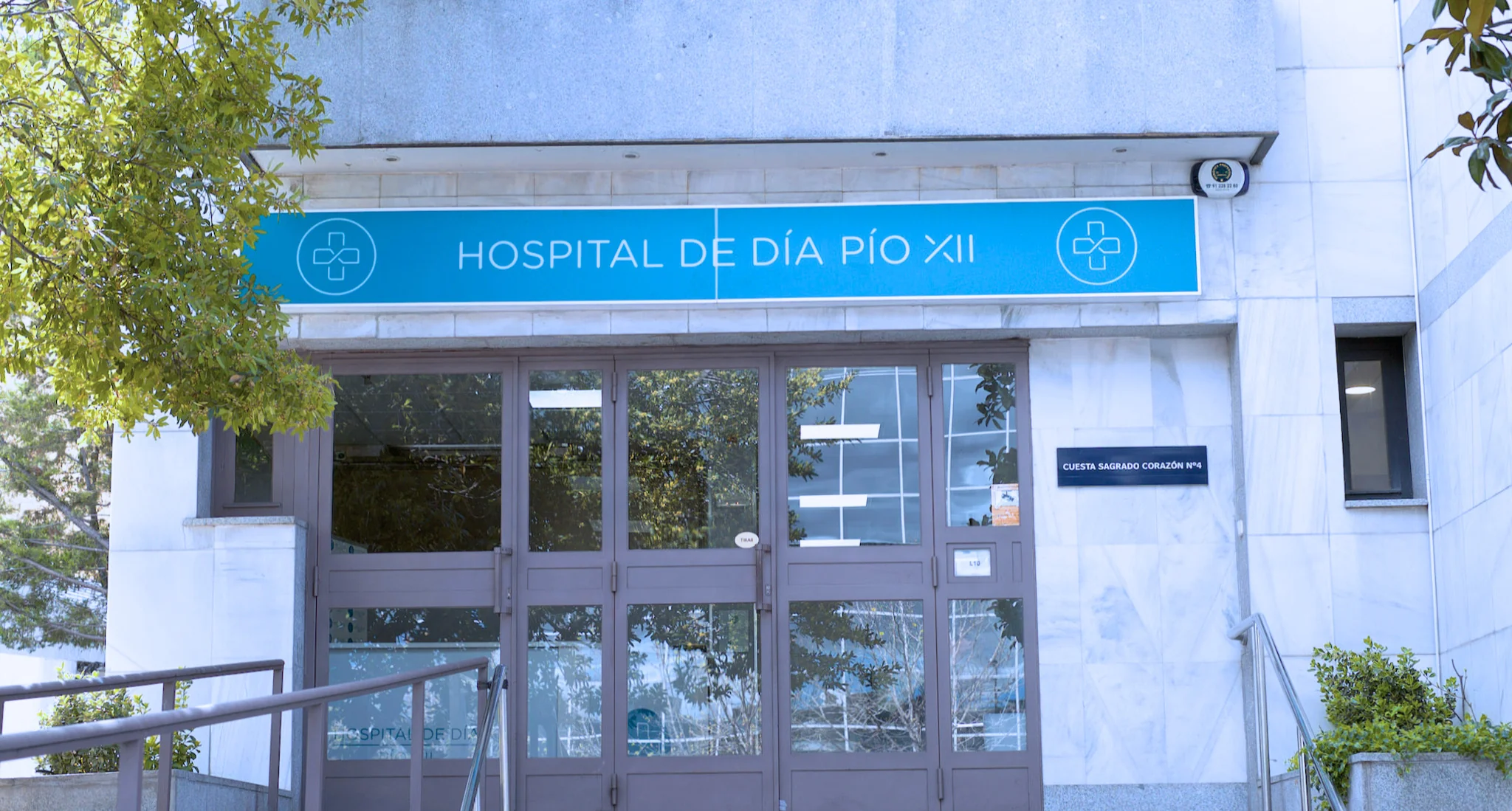 Fachada del Hospital de Día Pío XII en Chamartín, Madrid